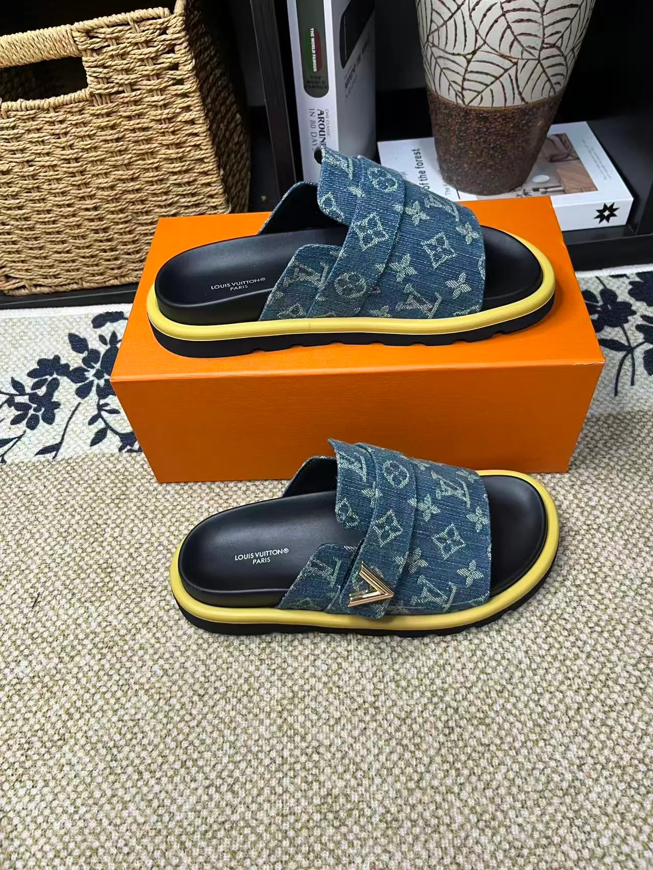 P340 [New Style] [LOUIS VUITTON] Louis Vuitton, LV printing, men's and women's slippers are now on the market, packed in drawer boxes with cloth bags and cards, the upper pattern looks very soft and waxy, and is a super versatile leg slimming tool. Fabric: imported denim/canvas/old fabric, LV hardware LOGO, official website pattern printing, comfortable to wear, feet: high-elastic PU water table. Sole: foam sole, heel height: about 5cm. Code number: 35-46, 35, 45, 46 are custom-made and non-returnable. Color: multiple colors and styles available.